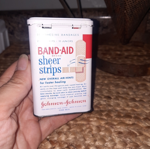 Vintage Johnson & Johnson Bandaid tin - Picture 4 of 7